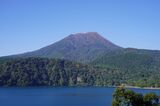 霧島連山の火口湖、御池（おいけ）から望む高千穂峡