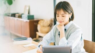 タブレットで勉強する高校生