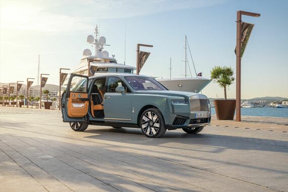 後席用のドアは後ろヒンジで開くことで乗降性のよさを追求している（写真：Rolls-Royce Motor Cars）