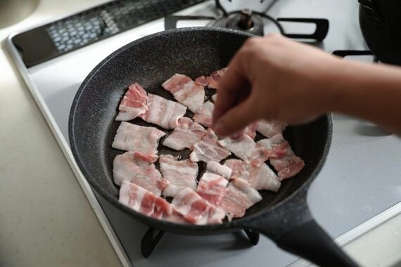豚肉を炒めているところ
