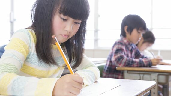 テストをする小学生
