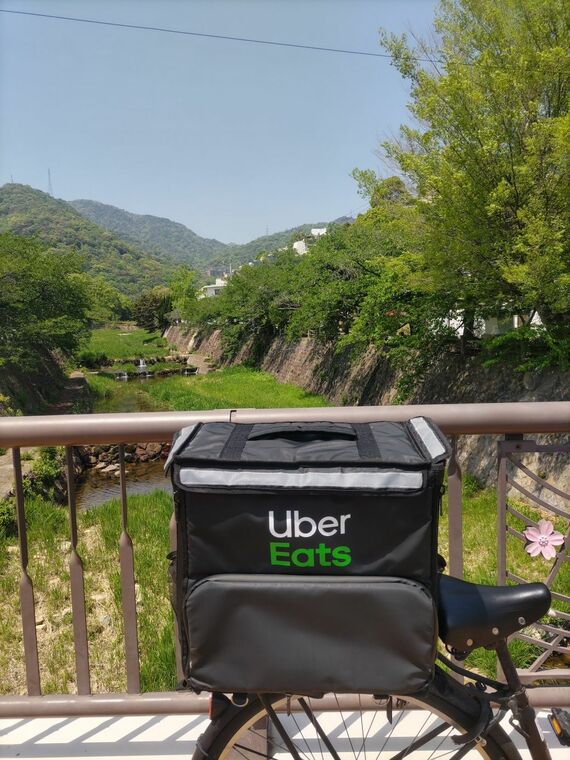 青空と木々を背景にしたUberリュック