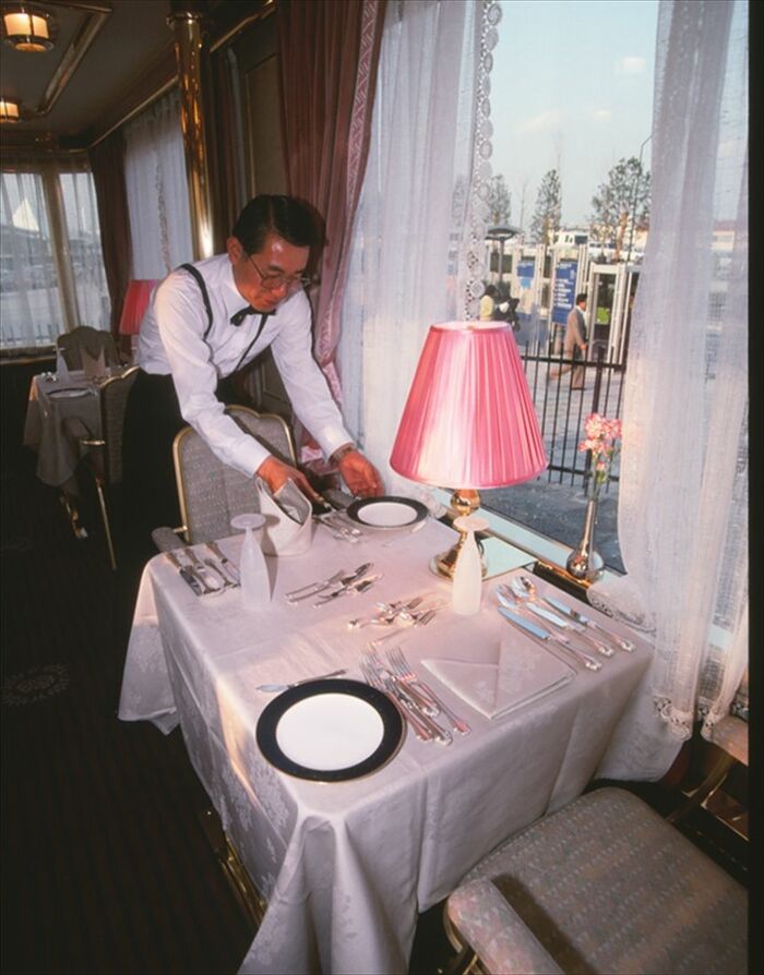 「夢空間」食堂車の車内