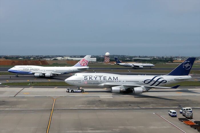 スカイチーム塗装（手前）機に見守られ滑走路へ向かう