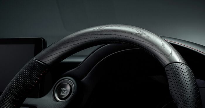 “F SPORT”専用ディンプル本革ステアリング