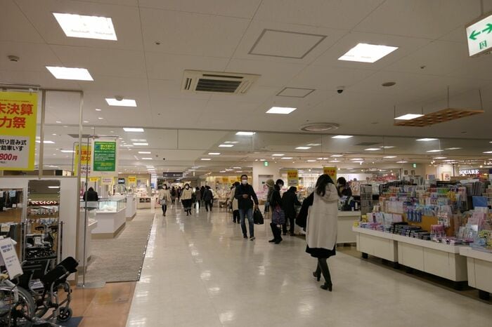 買い物客でにぎわう売り場