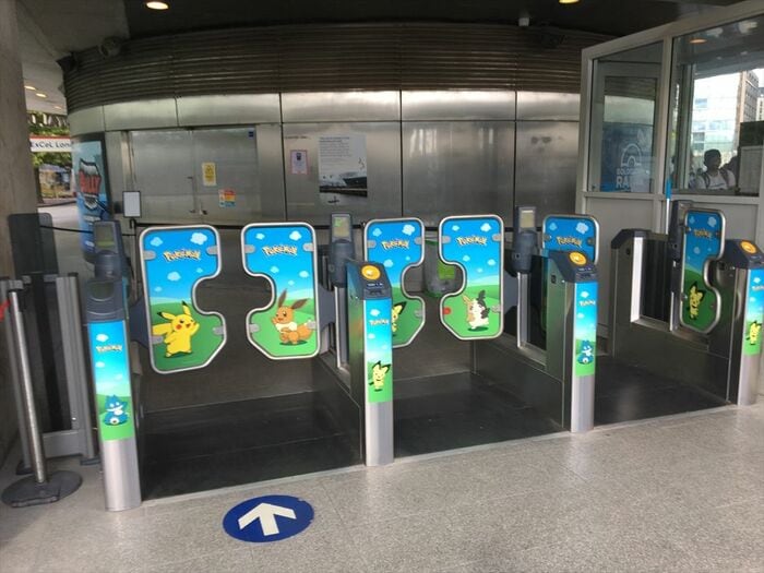 イベント期間中は改札機にも装飾を施した