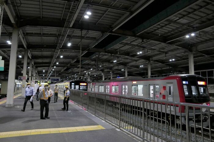 越谷駅に停車する避難列車