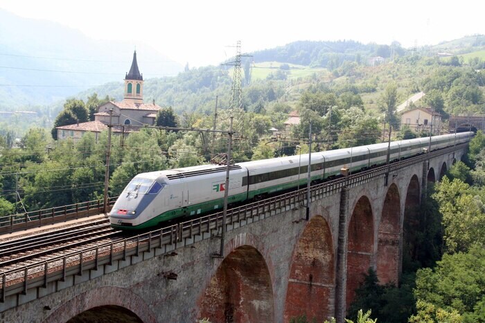 在来線区間を走るイタリアの高速列車ETR500