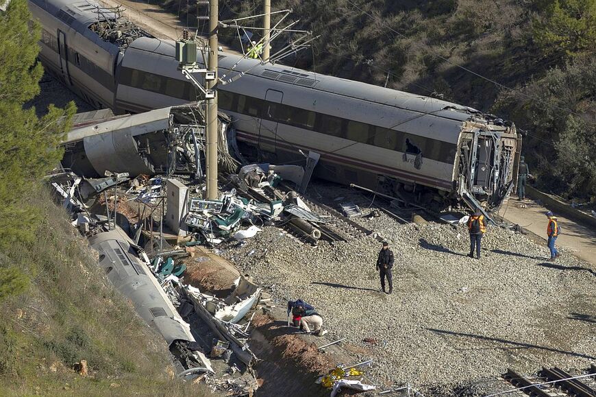 スペイン南部コルドバ近郊で起きた高速列車脱線衝突事故の現場＝2026年1月（写真：Pablo Blazquez Dominguez／Getty Images）