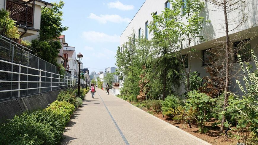 今回は、小田急沿線の廃線跡をめぐります（写真：『シニア鉄道旅の魅力』より）