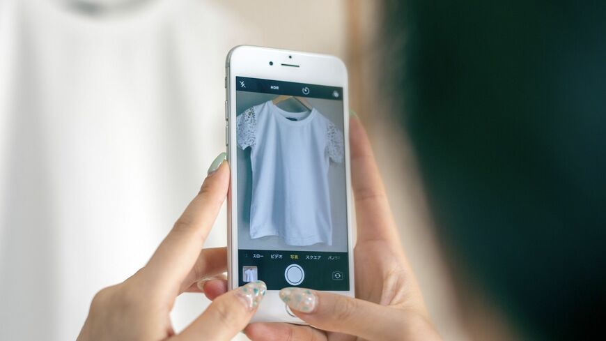 フリマ出品用の撮影をする女性