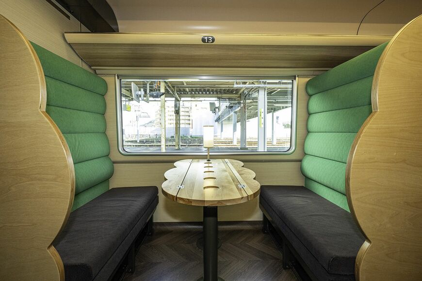 出雲市方先頭車の1号車はグリーン車と半室ずつの合造車だが普通車区画はグループ向けのボックス席。窓は座席間隔が広いグリーン席と同じ寸法で縦のカーテンレールもないためワイドな風景を家族や仲間で楽しめる（写真：山下大祐）