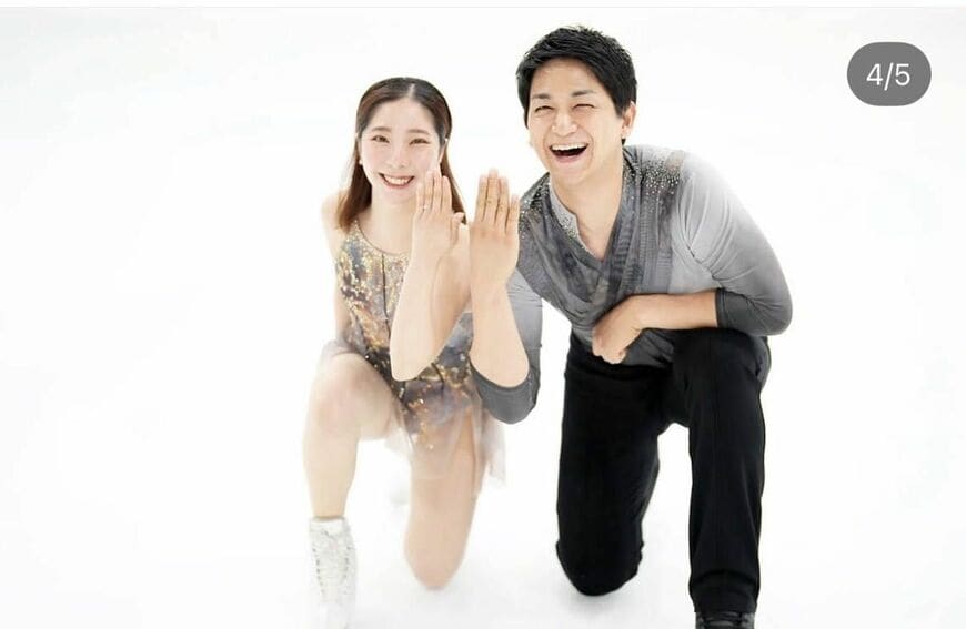 婚約指輪を見せるポーズを二人でとって、笑顔