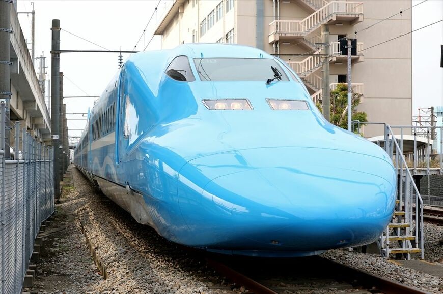 700系新幹線の車体全体を青く塗装した（撮影：尾形文繁）