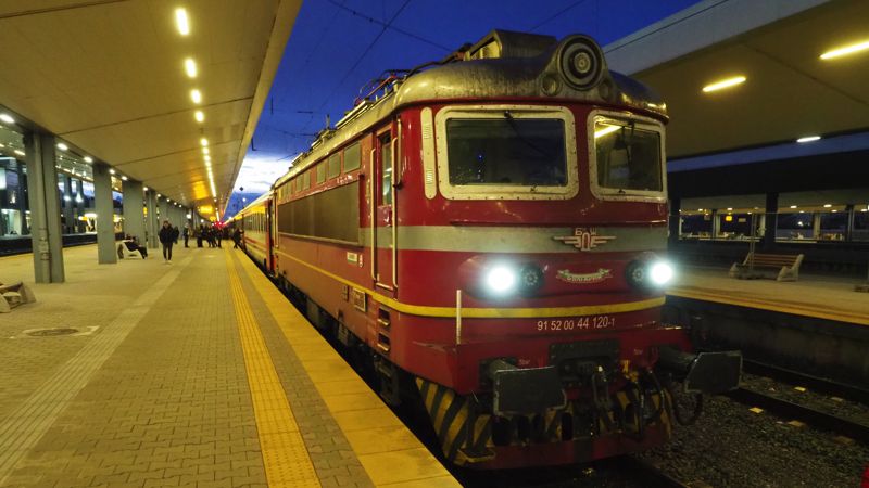 ソフィア中央駅に停車中の「イスタンブール・ソフィアエクスプレス」（筆者撮影）