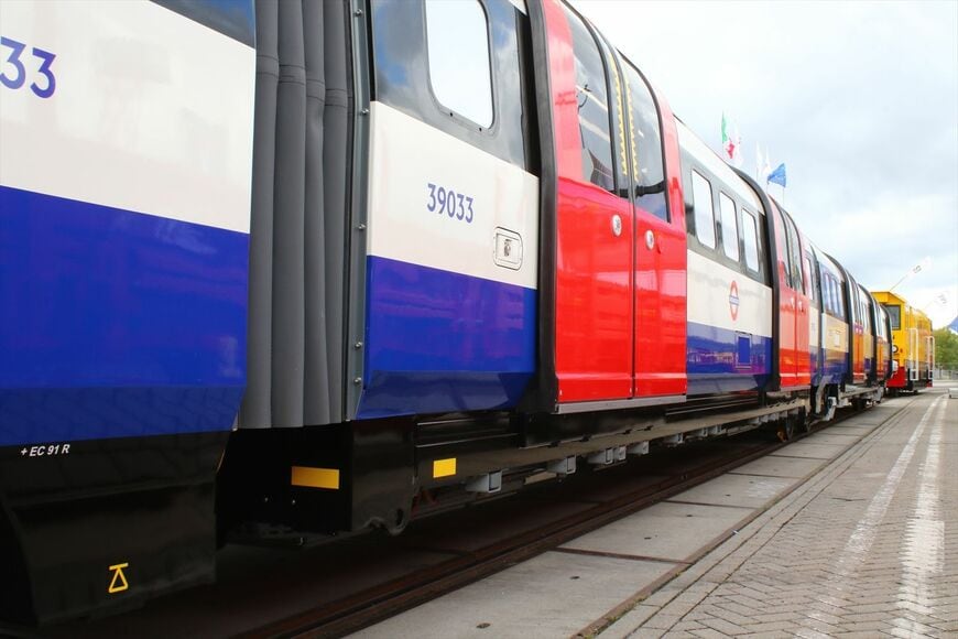 ロンドン地下鉄2024型は、3両ユニットの中間車体に台車がない（撮影：橋爪智之）