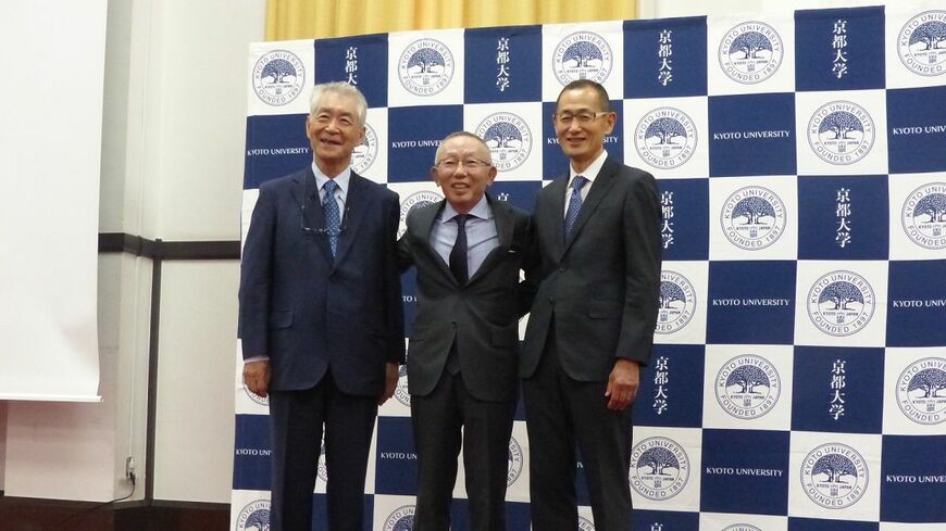 本庶氏（左）からの「申し出」を柳井氏は半ば予想していたという。写真は6月24日の会見（記者撮影）