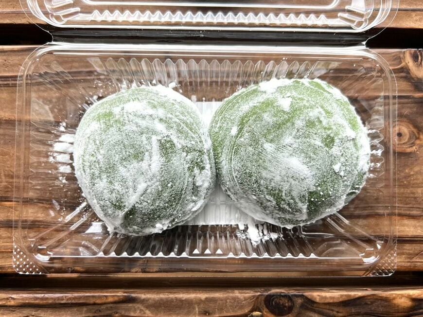 ふんわりと香るヨモギに柔らかい生地の食感、そして粒あんは滑らかで小豆の風味が生きている。シンプルな草だんごだからこそ、素材の味と手作りの丁寧さが際立つ（筆者撮影）