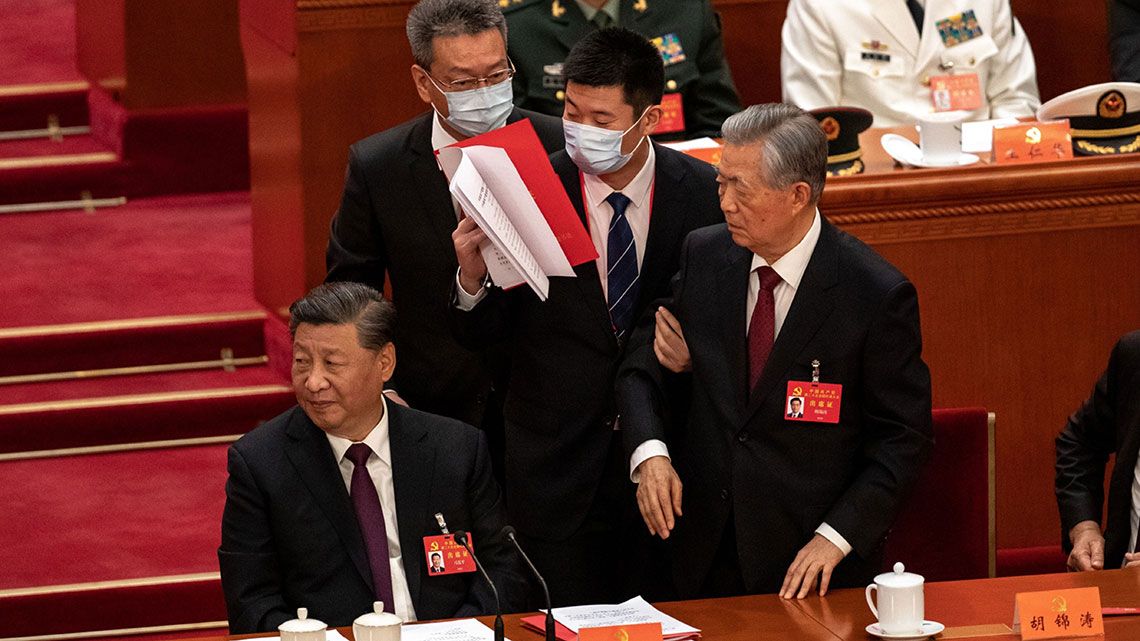 中国共産党大会の閉幕式で途中退席させられる胡錦濤元国家主席