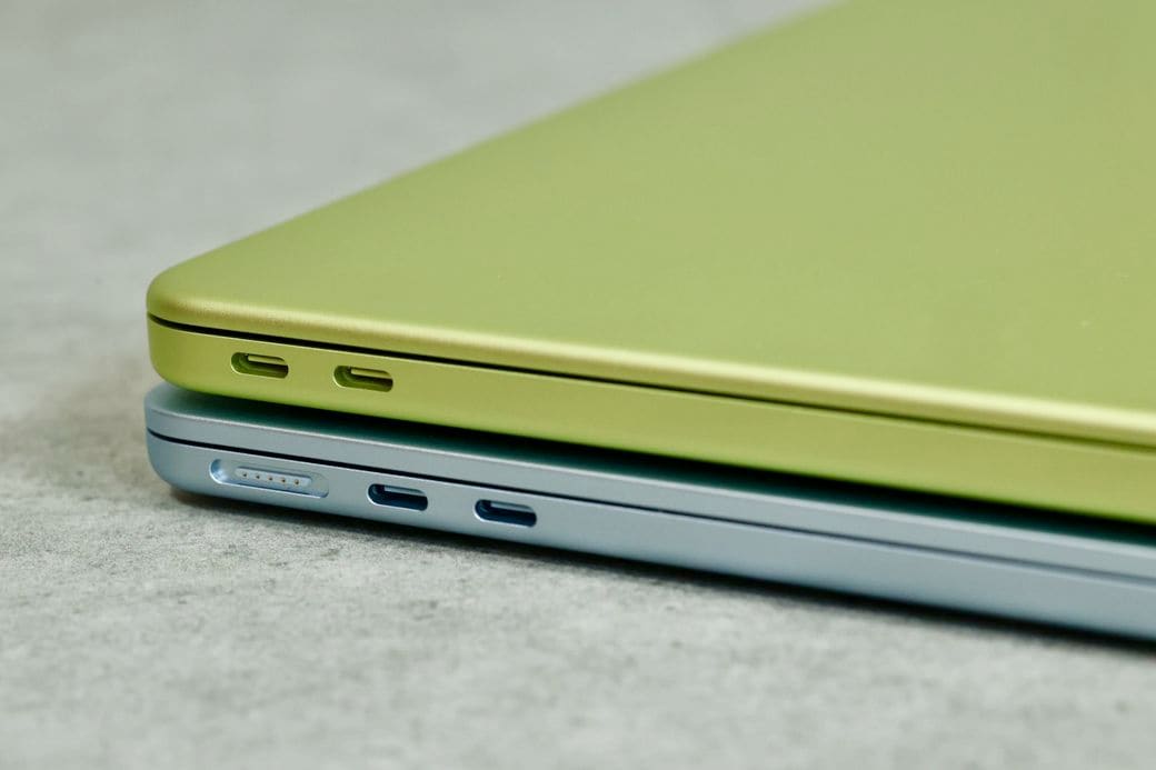 MacBook Air M4（下）と、MacBook Neo。上端の角Rの取り方などで、MacBook Neoのほうが親しげな存在であることをアピールしている。MagSafeが設けられていないのも特徴（写真：筆者撮影）