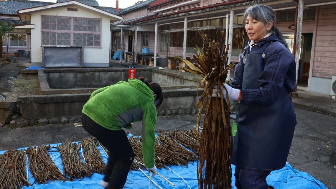 小川町和紙体験学習センターの中庭で、楮の皮を干す研修員の中野晴実さん（右）と内田茜さん（撮影：河野博子）