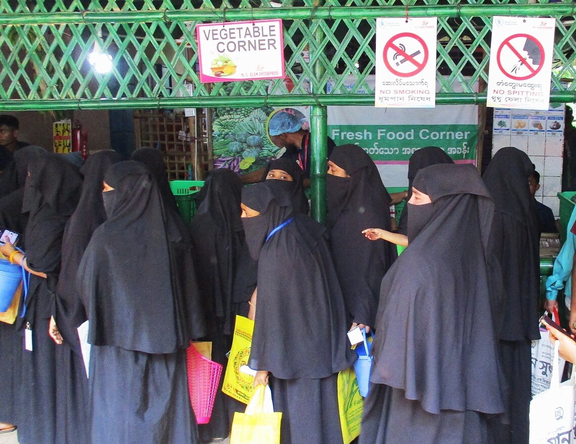 食料配給に並ぶロヒンギャ難民の女性たち（筆者撮影）