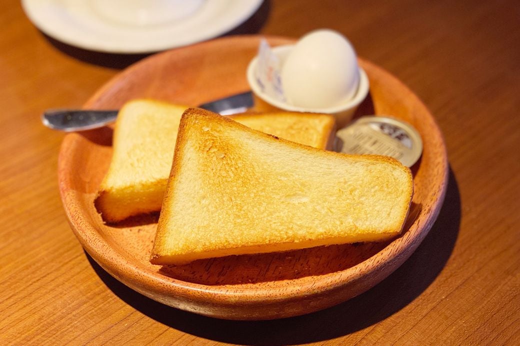 焼き色は薄いのに、驚くほどサクサクのトースト。5枚切りの厚みで食べ応えも十分（筆者撮影）