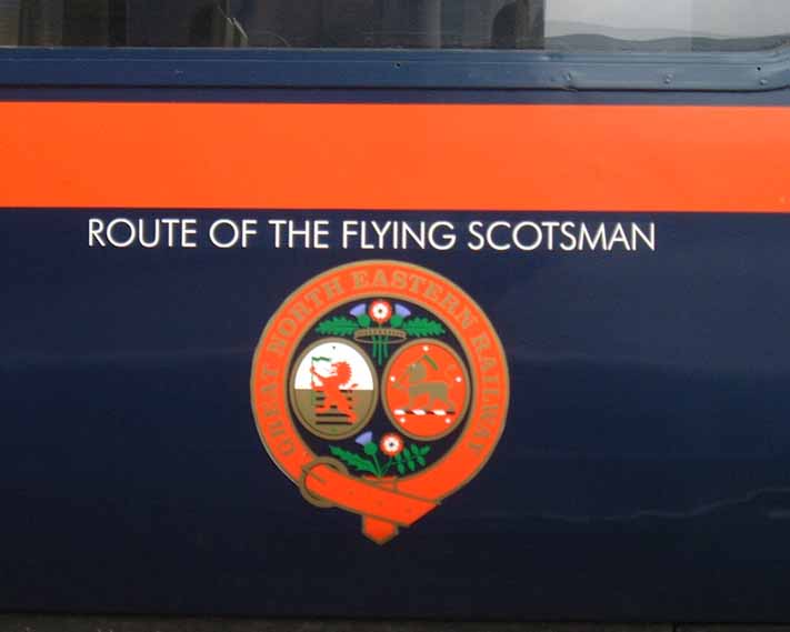 イギリスの伝統的名列車「フライング・スコッツマン」車体側面に入ったエンブレム（筆者撮影）