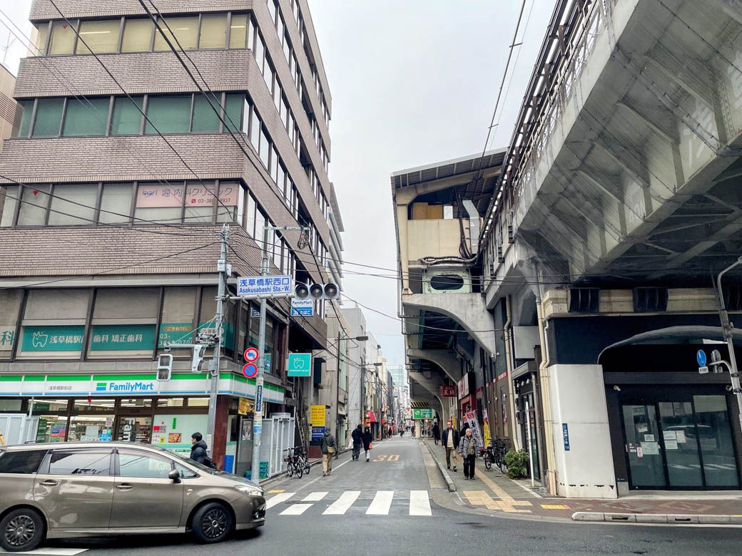 JR総武線の浅草橋駅