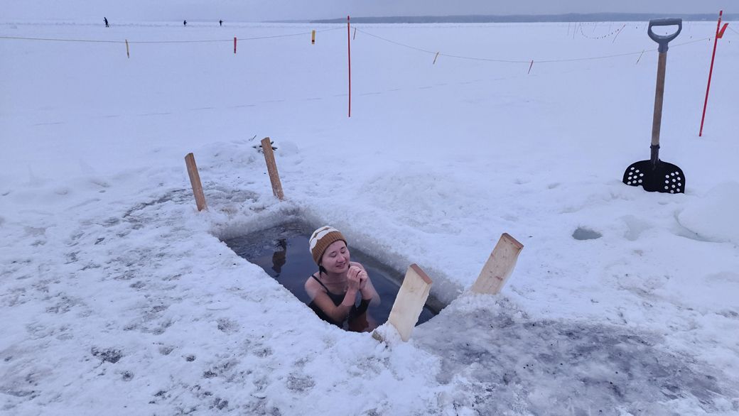 素手は冷水につけると痺れやすいので、祈るように手を組み水上に出すと楽になる（写真：こばやしあやなさん提供）