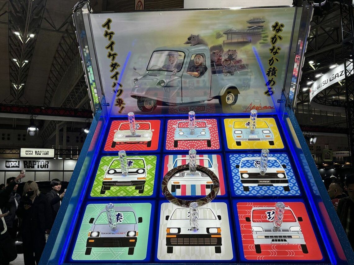 輪投げになっている荷台。ミゼットが描かれる（筆者撮影）