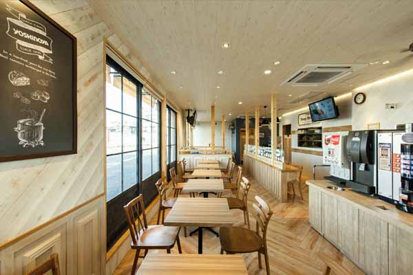 C＆C店舗はテーブル席を数多く配置し、ドリンクバーも装備する。ファミリーレストランのような雰囲気がある（写真提供：吉野家ホールディングス）