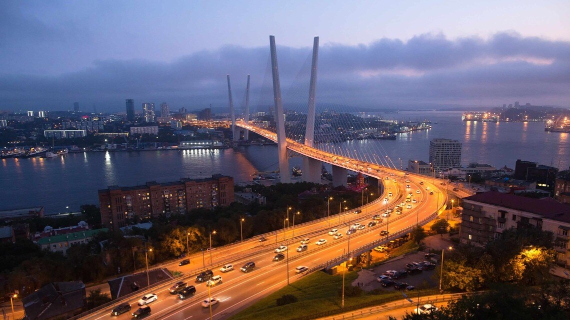 ウラジオストク港と、同市のシンボルでもある金角湾大橋(写真・ 2019 Bloomberg Finance LP)
