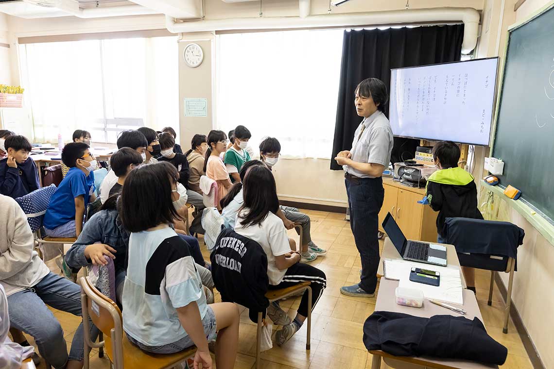 6年生の国語の飛び込み授業。単元は、詩『イナゴ』（まど・みちお）