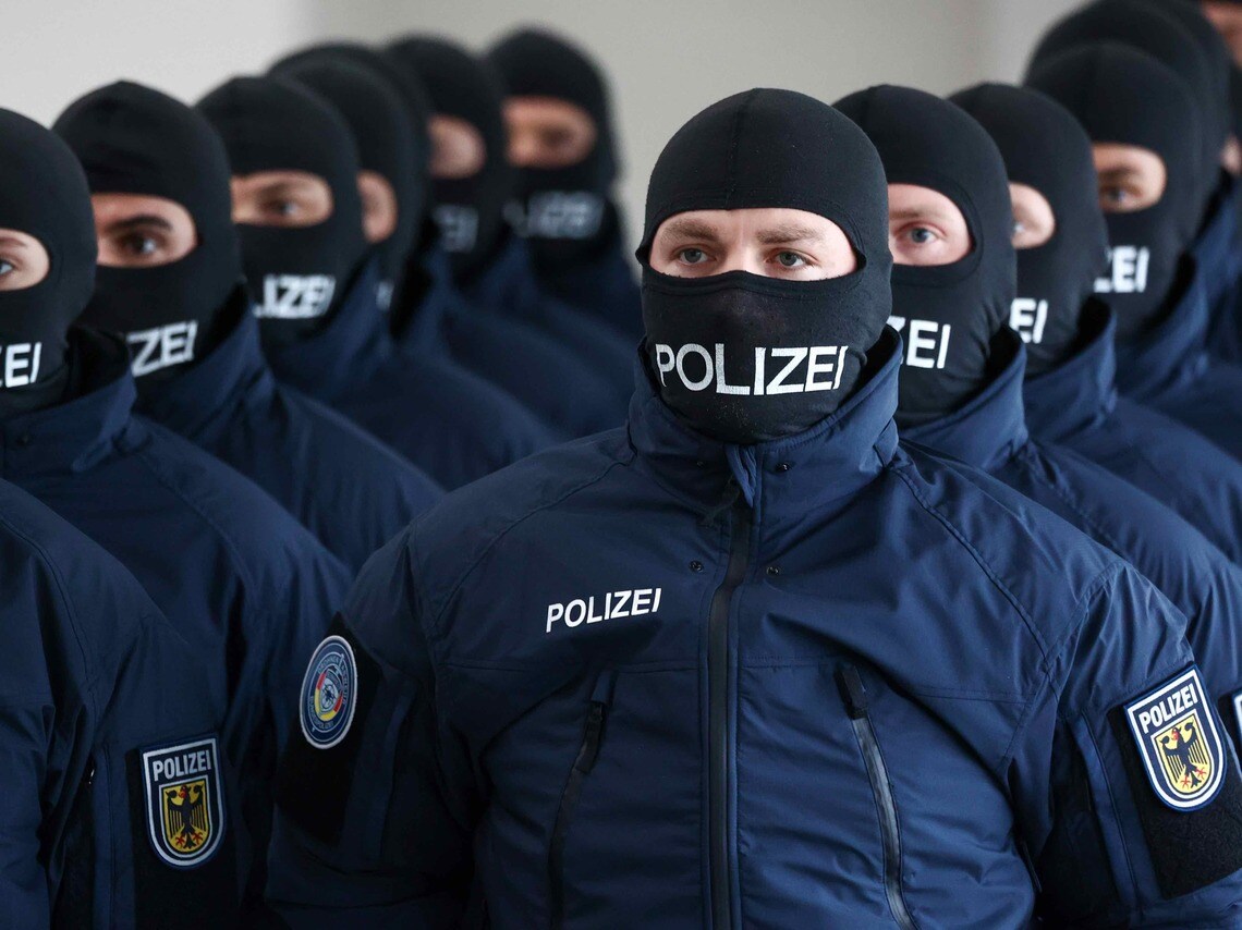 ドイツで新設されたドローン対策部隊の警察官（写真：Bloomberg）