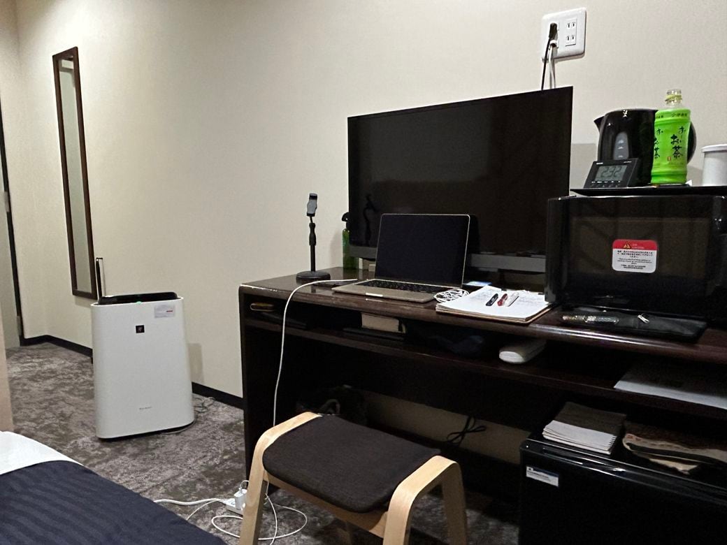 デスクには引き出しはないものの、収納スペースがある。資料やノートを置けるので個人的には便利だった（写真：筆者撮影）