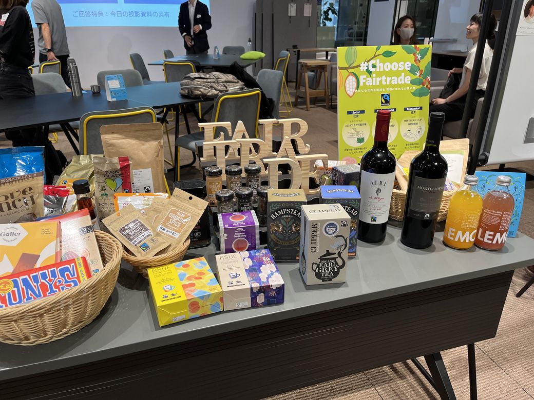 日本で手に入る認証ラベル商品の数々。飲食物以外にもサッカーボールなどもある（写真：筆者撮影）