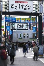 戸越銀座商店街の真ん中を通る池上線
