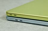 MacBook Air M4（下）と、MacBook Neo。上端の角Rの取り方などで、MacBook Neoのほうが親しげな存在であることをアピールしている。MagSafeが設けられていないのも特徴（写真：筆者撮影）