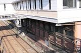 神奈川駅の駅舎の下