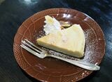 月見山店のオープン時からある「さとちゃんのチーズケーキ」（単品450円）。店長のさとちゃんがレシピを考案した月見山店だけのメニューだ（著者撮影）