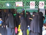 食料配給に並ぶロヒンギャ難民の女性たち（筆者撮影）