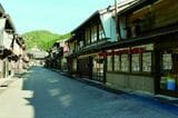 普段の岐阜県郡上八幡の「本町通り」（©2025映画『ブラック・ショーマン』製作委員会）