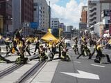芳賀・宇都宮LRT開業記念パレード、交差点でのパフォーマンス＝2023年8月26日（記者撮影）