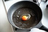 フライパンに投入した卵