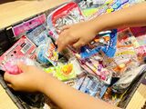 「どれにしようかな？！」と吟味する我が子（筆者提供）