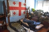 ジョージア軍団キャンプ内の寝室。ジョージアの国旗が掲げられ、寝袋が散らばっている