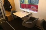 食堂車のテーブル席（2人がけ）（撮影：橋爪智之）