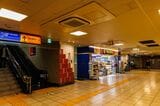 千代田線連絡通路のある地下1階。ここにも店舗が入っている（撮影：鼠入昌史）